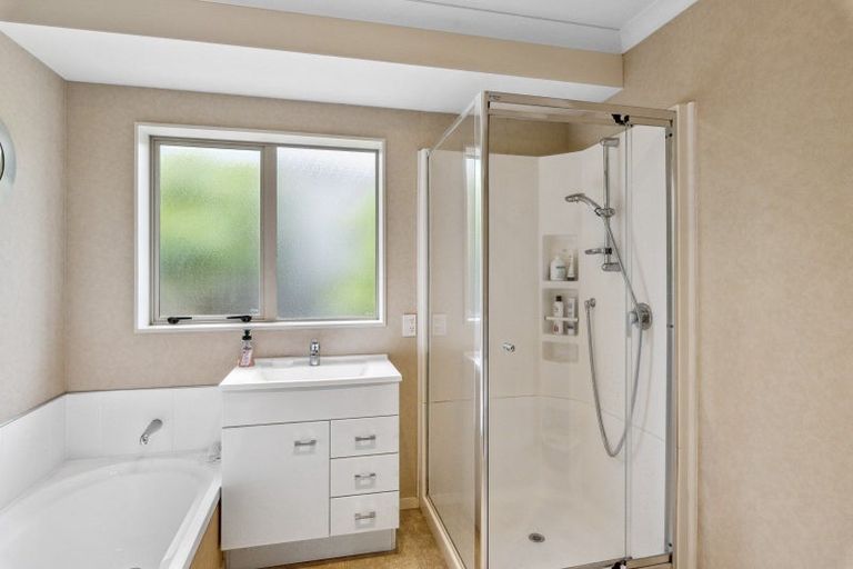 Photo of property in 15 Balmerino Grove, Waikanae, 5036