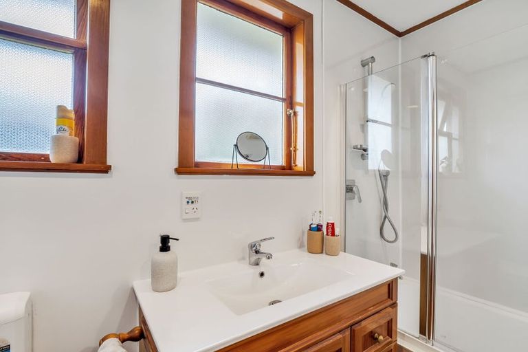 Photo of property in 9 Mokau Place, Terrace End, Palmerston North, 4410