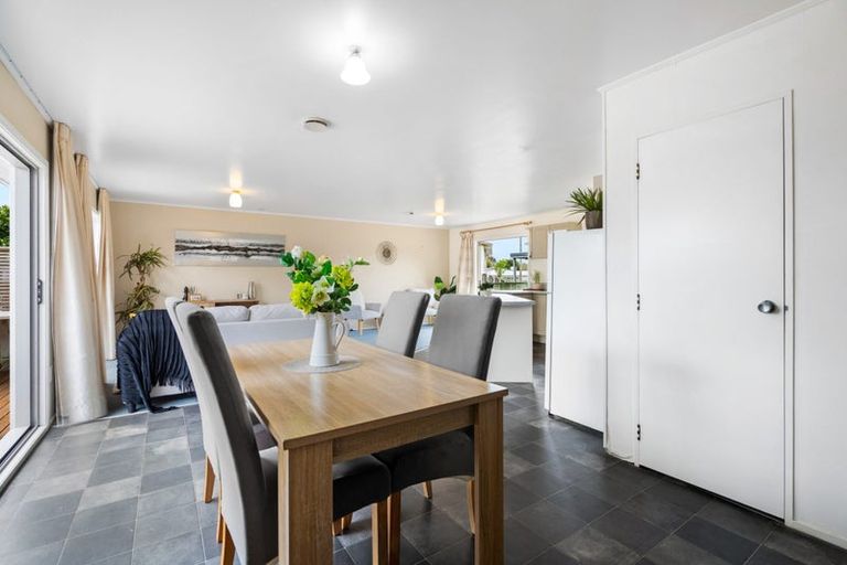 Photo of property in 12 Curlew Place, One Tree Point, 0118