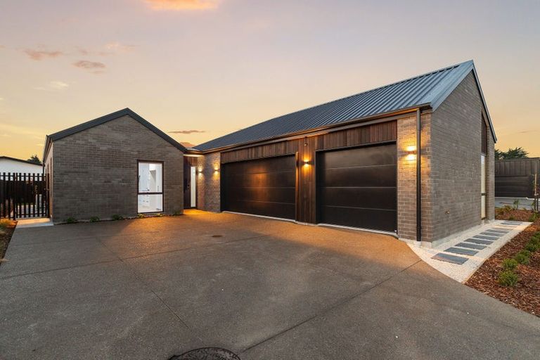 Photo of property in 8 Greystone Close, Halswell, 8025