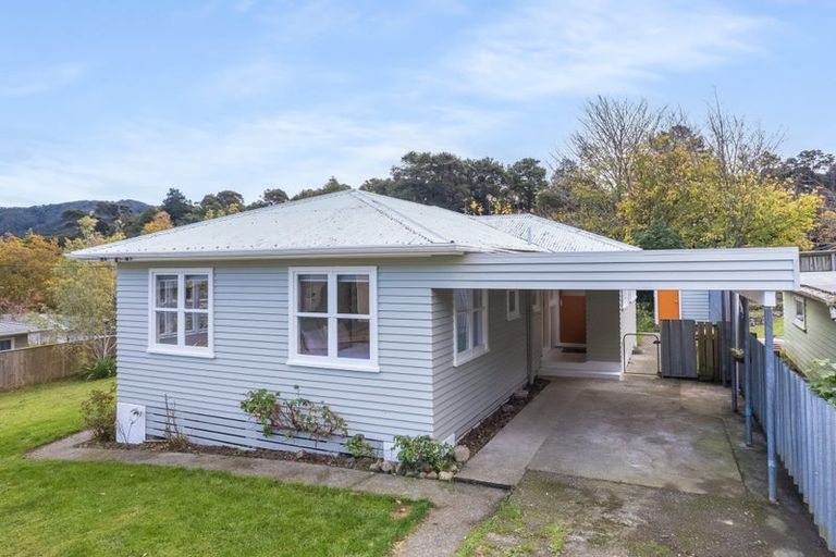 Photo of property in 5 Gawler Grove, Wainuiomata, Lower Hutt, 5014
