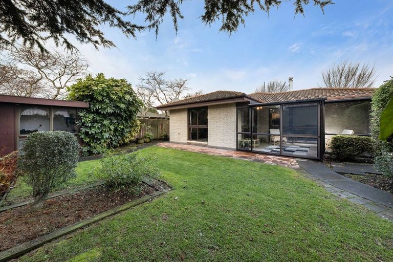 Photo of property in 22 Broadfell Avenue, Avonhead, Christchurch, 8042