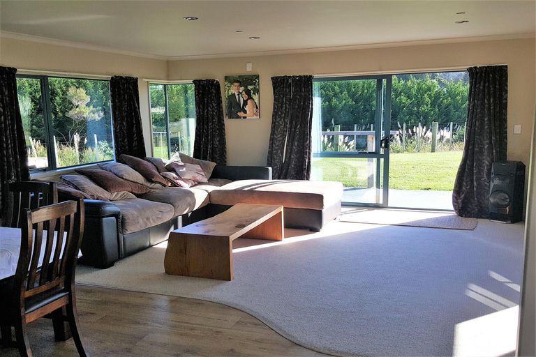 Photo of property in 136 Stratford Drive, Cable Bay, 0420