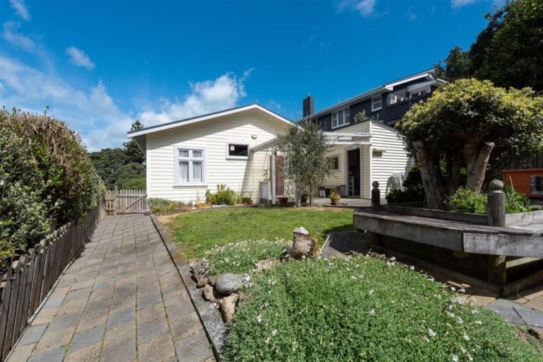 Photo of property in 16 Cave Road, Houghton Bay, Wellington, 6023