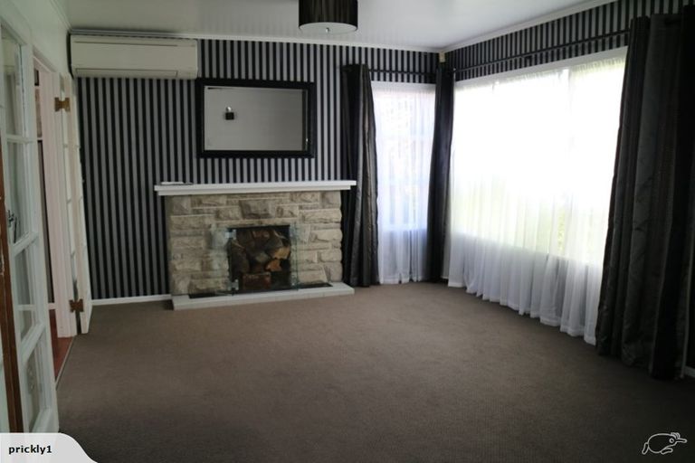 Photo of property in 2 Taupo Street, Green Bay, Auckland, 0604