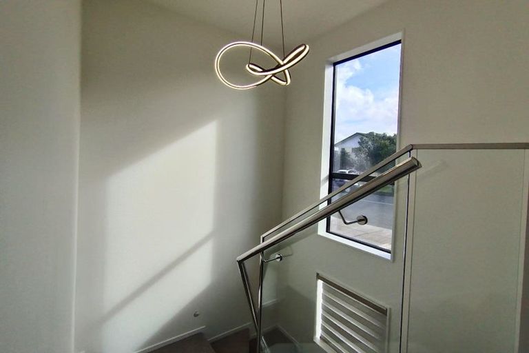 Photo of property in 43b West Harbour Drive, West Harbour, Auckland, 0618