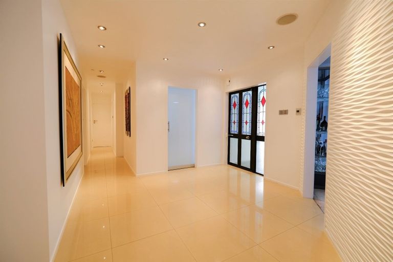 Photo of property in 98 Grande Vue Road, Hillpark, Auckland, 2102