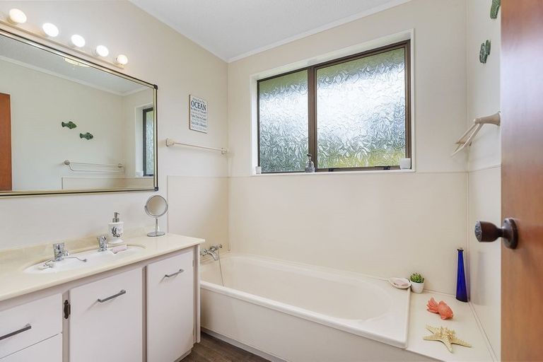 Photo of property in 4 Deveron Place, Tawa, Wellington, 5028