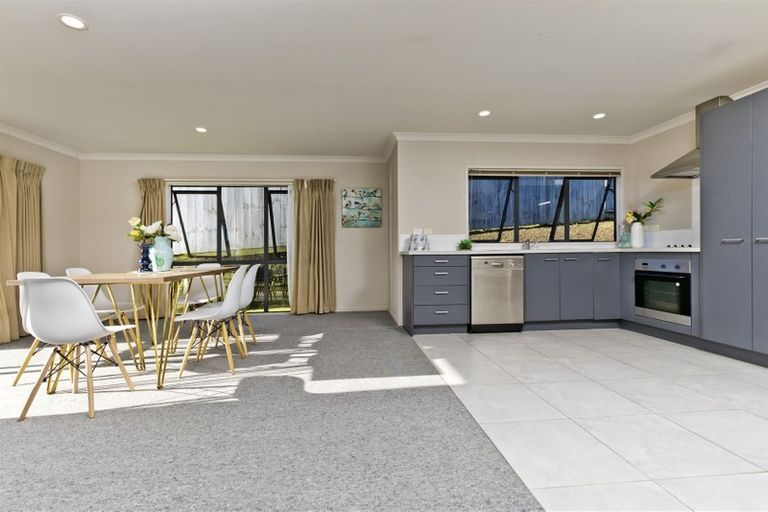 Photo of property in 14 Sapperton Drive, Henderson, Auckland, 0612