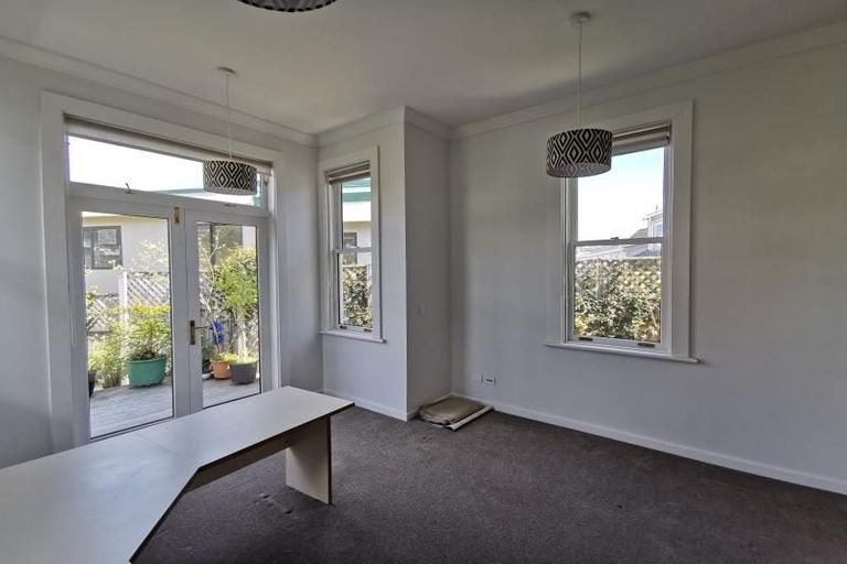 Photo of property in 76 Roxburgh Street, Mount Victoria, Wellington, 6011