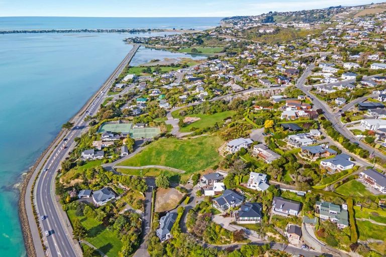 Photo of property in 2/4 The Brae, Mount Pleasant, Christchurch, 8081