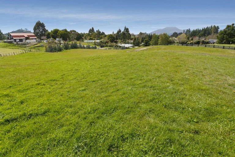 Photo of property in 2 Lochinvar Lane, Acacia Bay, Taupo, 3385