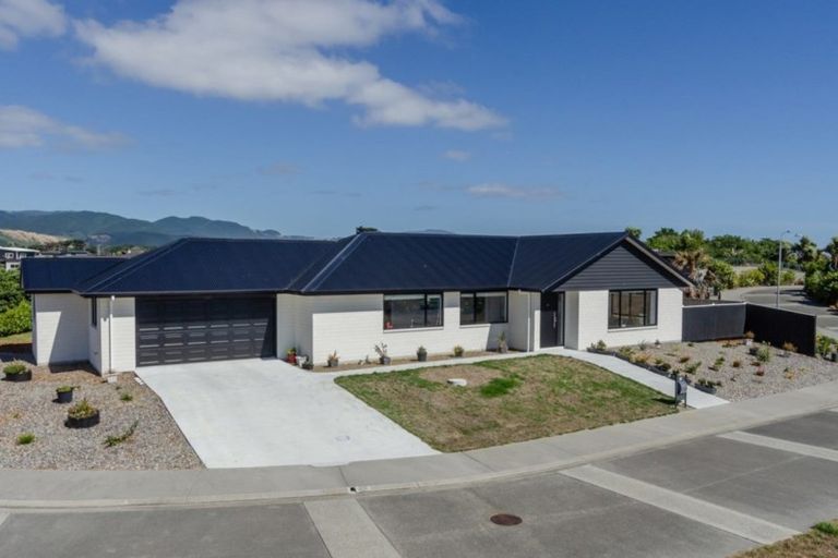 Photo of property in 16 Takahe Drive, Paraparaumu Beach, Paraparaumu, 5032