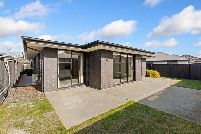 Photo of property in 28 Chatsworth Avenue, Rangiora, 7400
