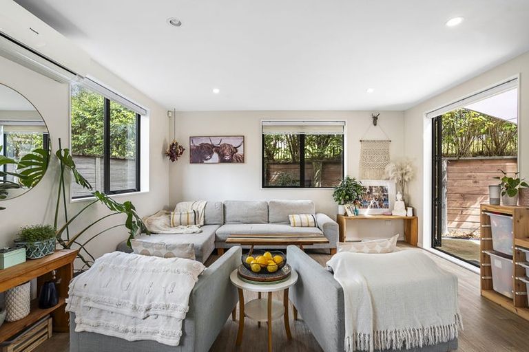 Photo of property in 112 Grand Drive, Orewa, 0931