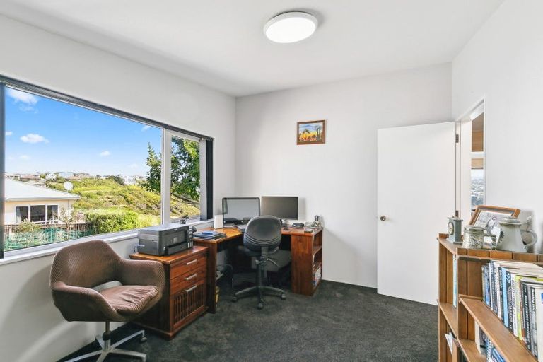 Photo of property in 3 Countess Close, Maupuia, Wellington, 6022