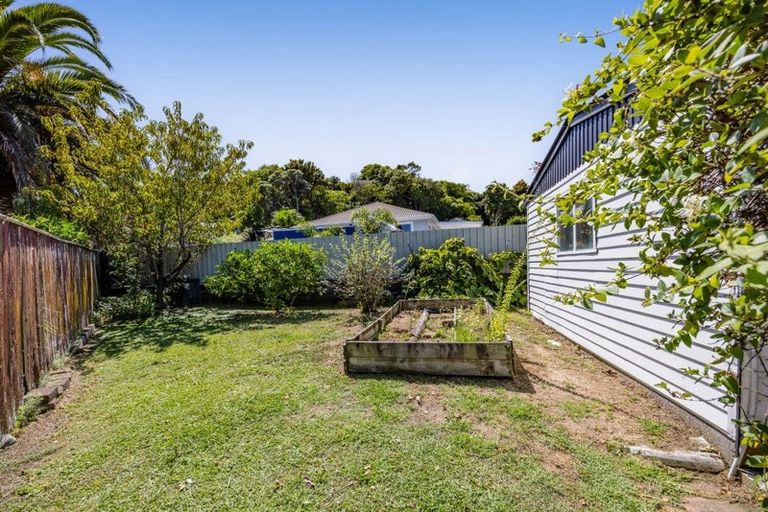 Photo of property in 46 Cumberland Street, Merrilands, New Plymouth, 4312