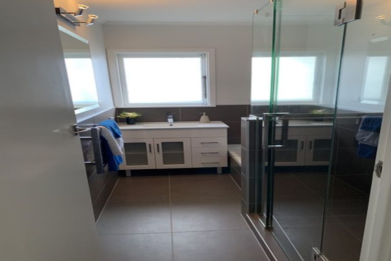 Photo of property in 44 Hepburn Road, Glendene, Auckland, 0602