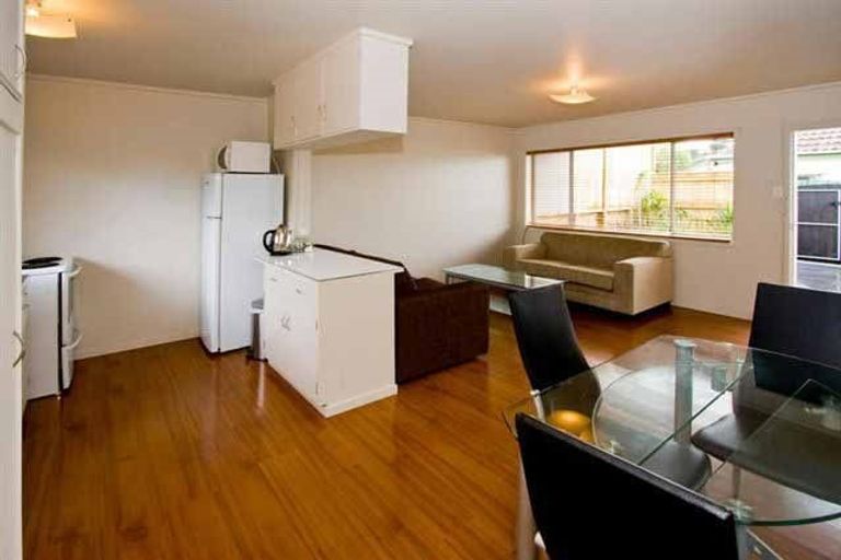 Photo of property in 6/28 William Bond Street, Stanley Point, Auckland, 0624