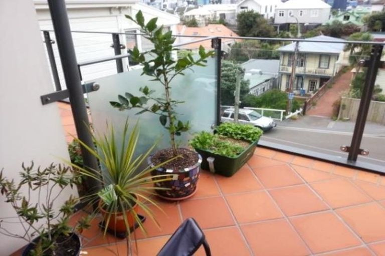 Photo of property in 50b Hawker Street, Mount Victoria, Wellington, 6011