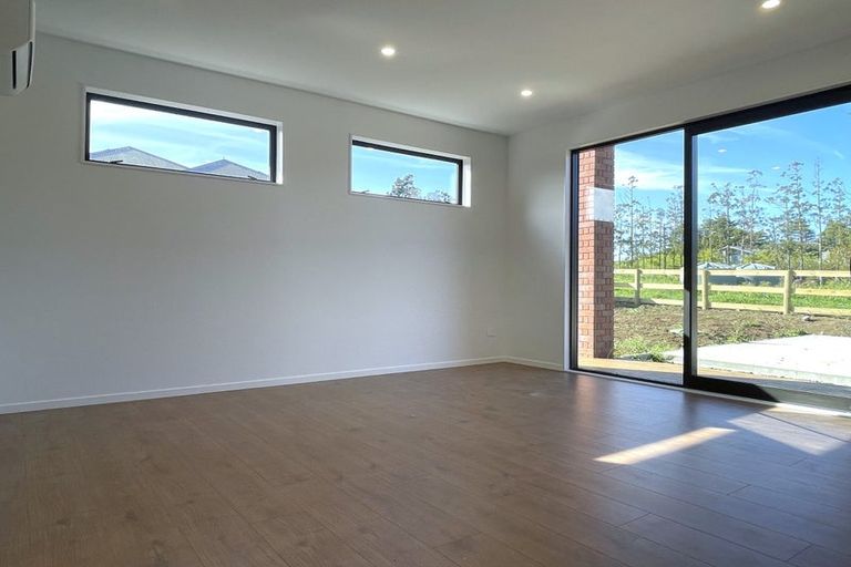 Photo of property in 84 Station Road, Kumeu, 0891