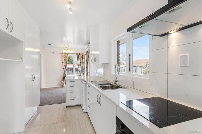 Photo of property in 31 London Street, Te Atatu Peninsula, Auckland, 0610