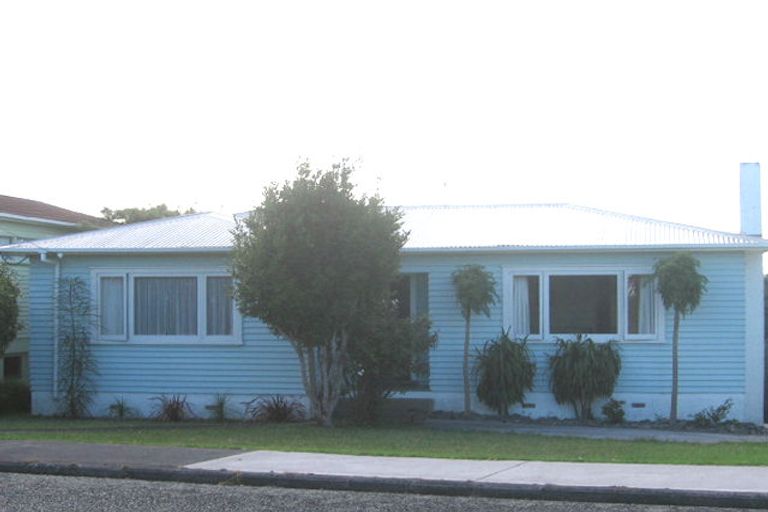 Photo of property in 2/70 College Road, Northcote, Auckland, 0627