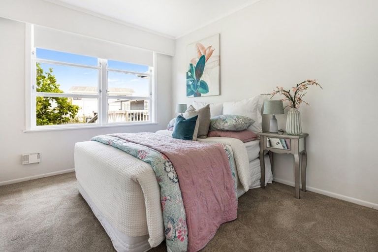 Photo of property in 32 Knights Road, Rothesay Bay, Auckland, 0630