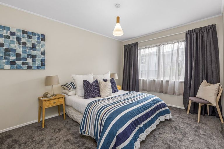 Photo of property in 14 Packham Place, Beach Haven, Auckland, 0626