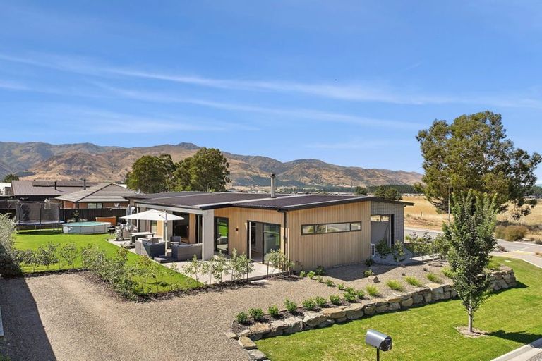 Photo of property in 2 Tomtit Crescent, Lake Hawea, Wanaka, 9382