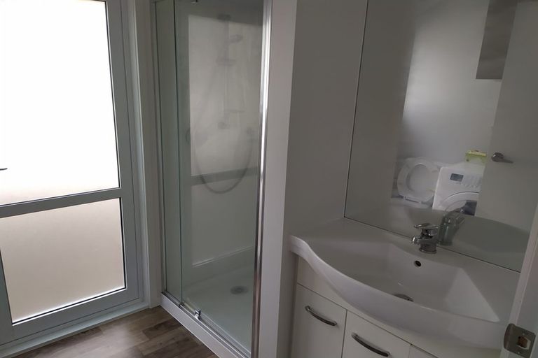 Photo of property in 1/462 East Coast Road, Windsor Park, Auckland, 0630