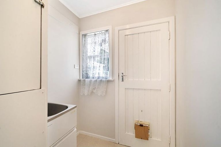 Photo of property in 16 Coniston Avenue, Te Atatu South, Auckland, 0610