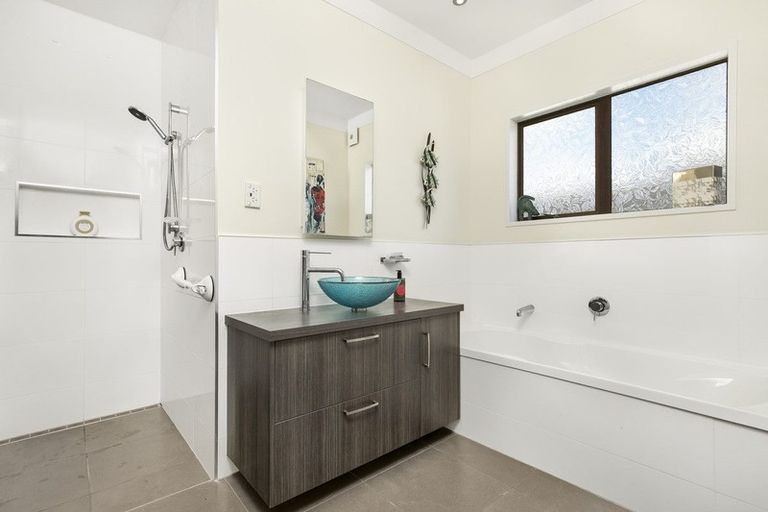 Photo of property in 120 Whangaparaoa Road, Red Beach, 0932