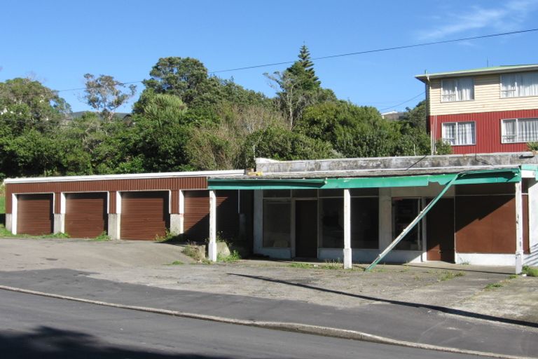 Photo of property in 8 Wakely Road, Newlands, Wellington, 6037