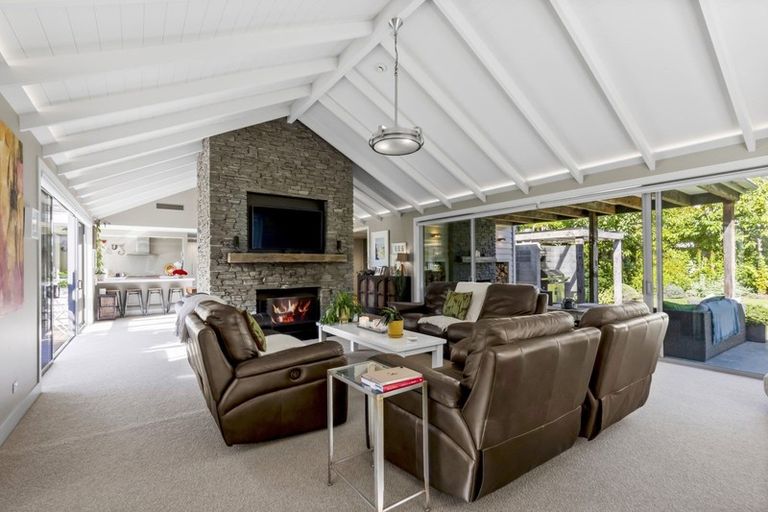 Photo of property in 32 Amber Close, Arthurs Point, Queenstown, 9371