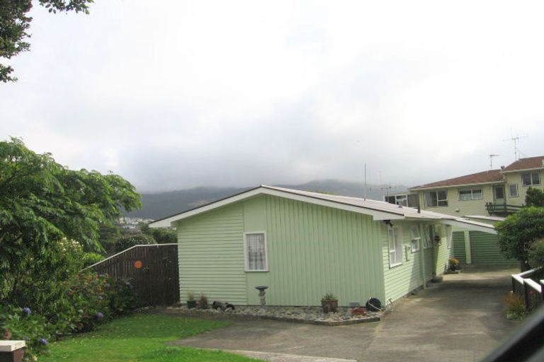 Photo of property in 18 Florio Terrace, Tawa, Wellington, 5028