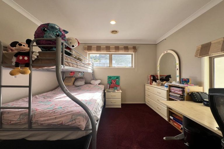 Photo of property in 26 Tamworth Crescent, Newlands, Wellington, 6037