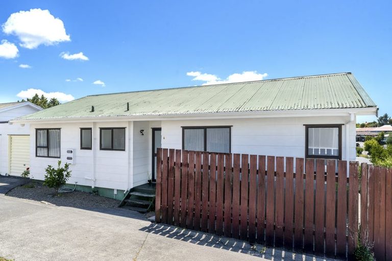 Photo of property in 4/92 Awaroa Road, Sunnyvale, Auckland, 0612