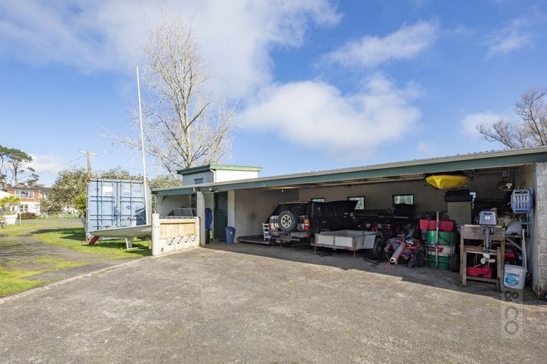 Photo of property in 271 Waitakere Road, Taupaki, Henderson, 0782