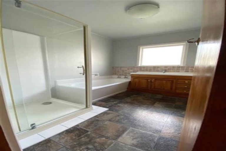 Photo of property in 150 Sunset Road, Unsworth Heights, Auckland, 0632