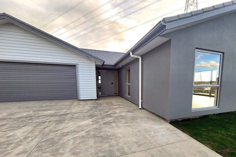 Photo of property in 49 Atlantic Drive, Fitzherbert, Palmerston North, 4410