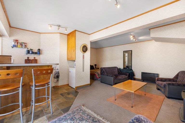 Photo of property in 48 Wynyard Crescent, Fernhill, Queenstown, 9300