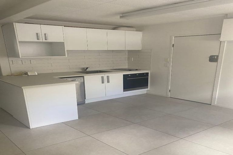 Photo of property in 23 Elsted Place, Goodwood Heights, Auckland, 2105