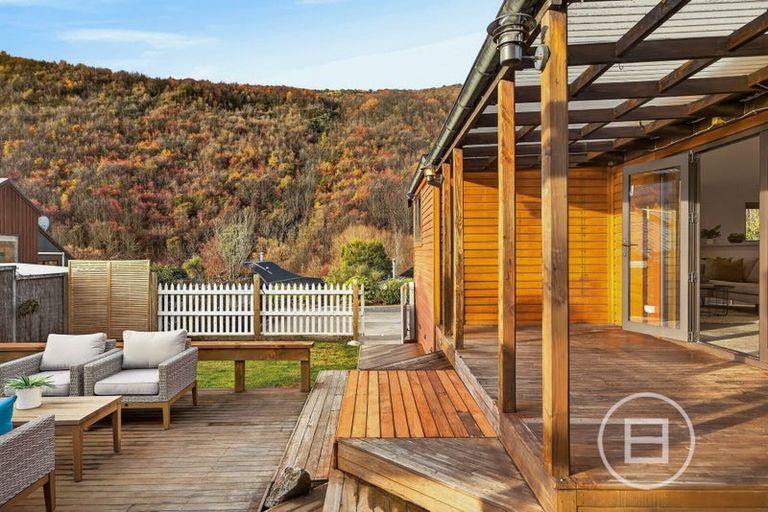Photo of property in 20 Daveys Place, Arrowtown, 9302
