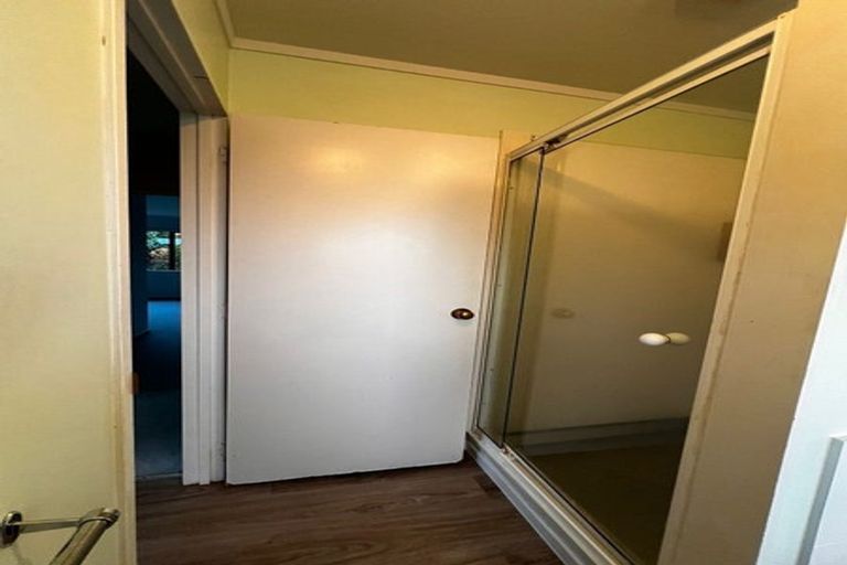 Photo of property in 3/4144 Great North Road, Glendene, Auckland, 0602