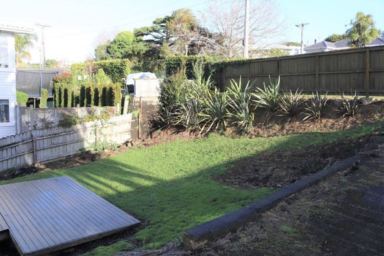 Photo of property in 27 Glenfern Road, Mellons Bay, Auckland, 2014