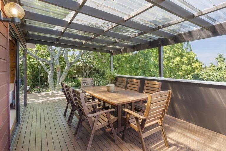 Photo of property in 6 Tasman Avenue, Henderson Valley, Auckland, 0614