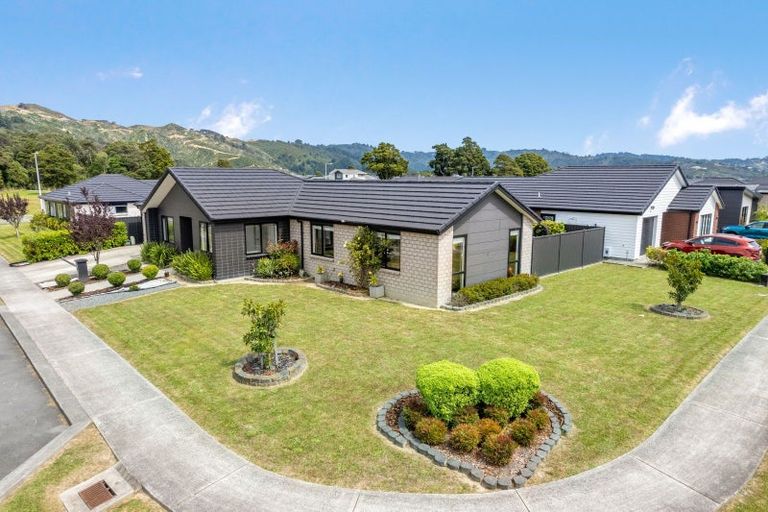 Photo of property in 3 Te Kaeaea Crescent, Wallaceville, Upper Hutt, 5018