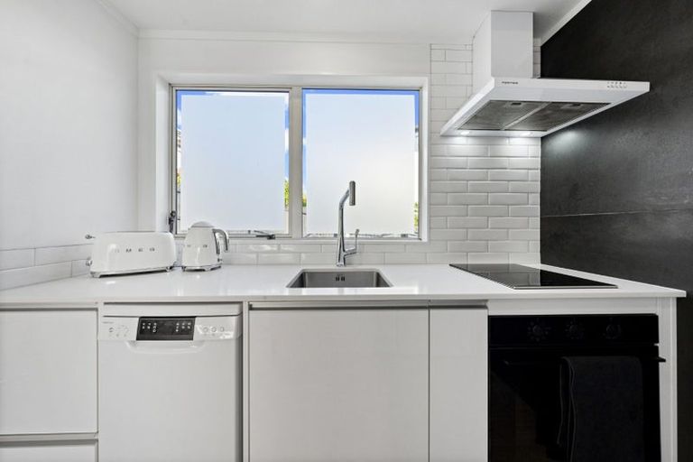 Photo of property in 18 Ian Marwick Place, Birkenhead, Auckland, 0626