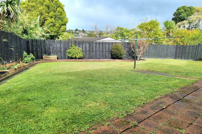 Photo of property in 3a Leiden Place, Totara Vale, Auckland, 0629